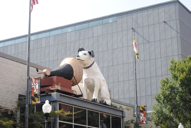 Roadside America | Giant RCA Dog