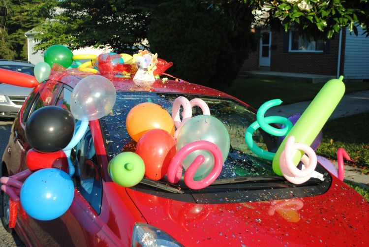 Balloons And Confetti On Car For Birthday Uncustomary Art (2)