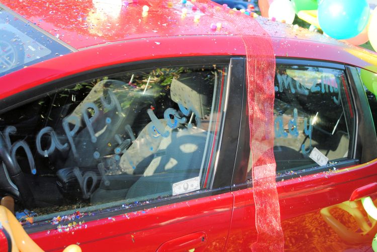 Balloons And Confetti On Car For Birthday Uncustomary Art (8)