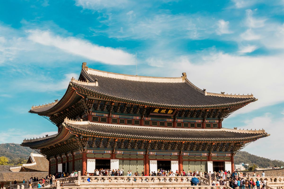 Seoul’s Palaces and Kyoto’s Temples Urban Heritage Across East Asia