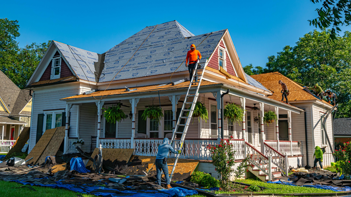How to Coordinate Roof Tear-Off Debris With Material Deliveries and Daily Crew Workflow (1)